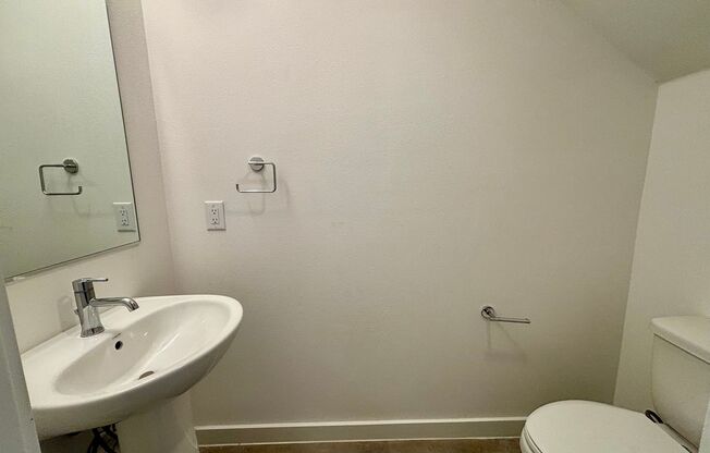 Gorgeous 2 Story Townhome in the Heart of Broadway/St. Marys