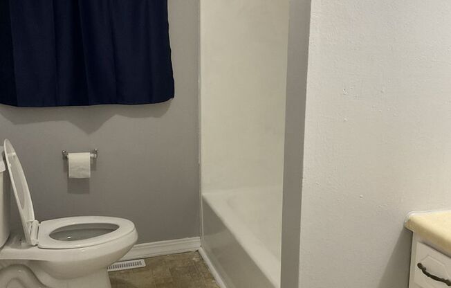 2 beds, 1 bath, $800, Unit 803 N Rouse