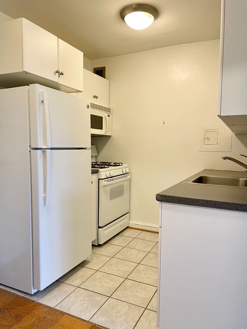 Bright, efficiency w Full Kitchen, Pool, 24/7 Front Desk, All Utilities included