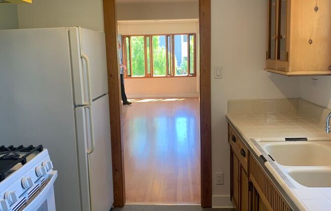 2 beds, 1 bath, $3,200