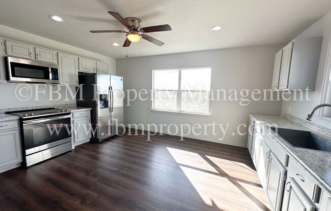 1900 Creechville Rd- Cozy 4 Bedroom, 1 Bathroom Home in Ennis, TX!