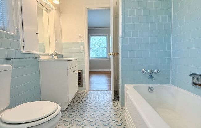 Charming Upstairs Ardsley Park Apartment!