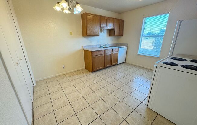 2 beds, 2 baths, $750, Unit Unit D