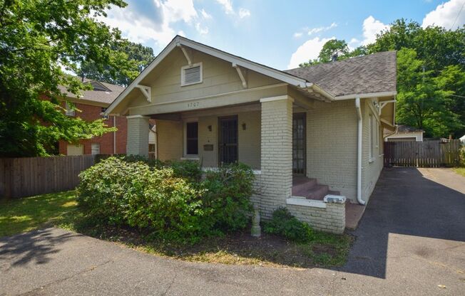 Great 3 bed, 1 bath near University of Memphis and Memphis Botanic Garden.