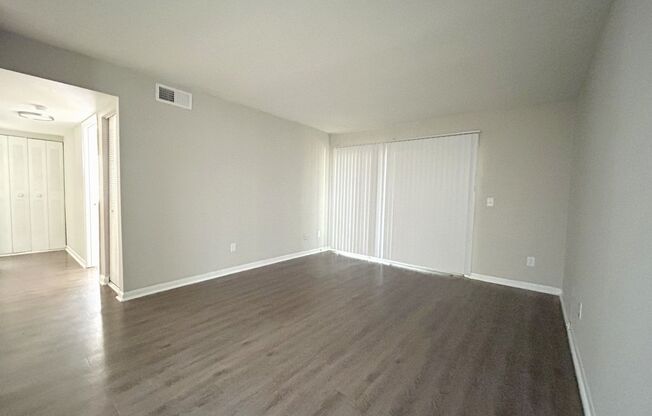 Updated, spacious 1st floor - 1 Bed, 1 Bath Condo close to Lynx Blue line, shopping, restaurants