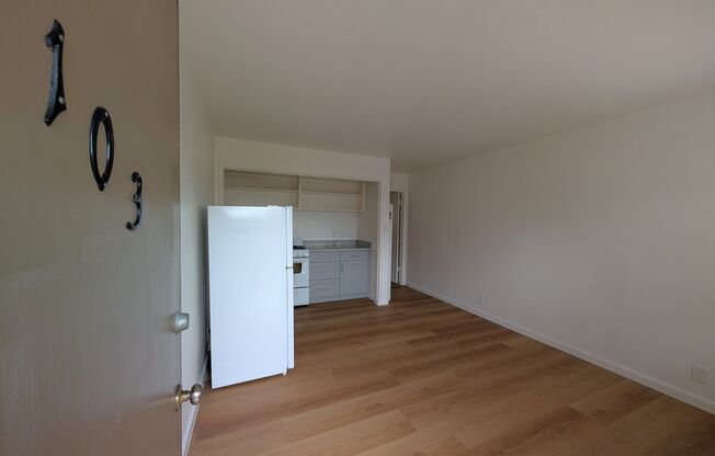 Comfortable one bedroom unit, convenient location to shopping and transportation