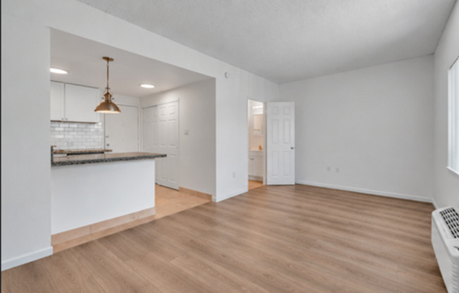 Studio, 1 bath, 450 sqft, $1,299, Unit 32