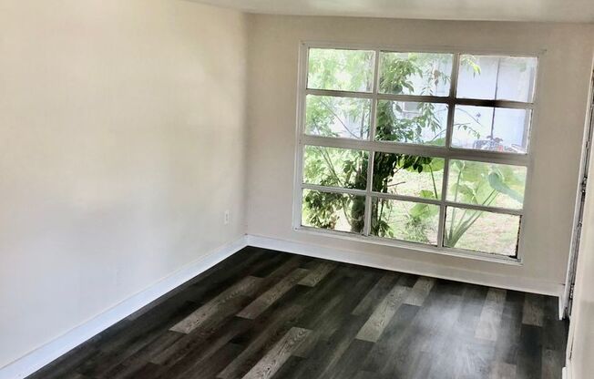 **Gorgeous  (3BR/1BA) Lakeland "Dixieland" Home**