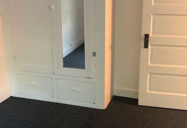 2 beds, 1 bath, $810, Unit G-2