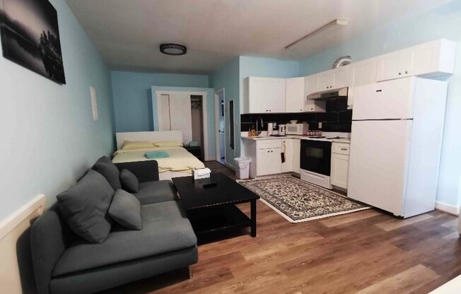 1 bed, 1 bath, 400 sqft, $1,700, Unit A
