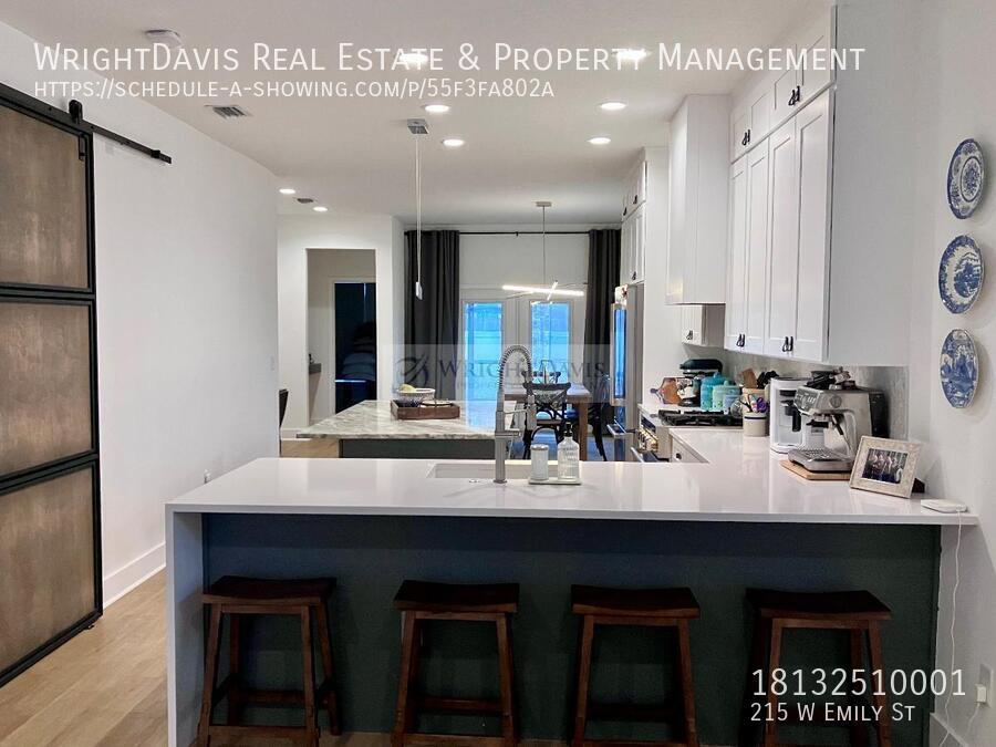 215 W EMILY ST