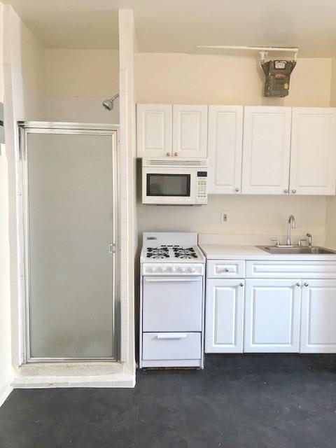 1 bed, 1 bath, 400 sqft, $3,250, Unit 18