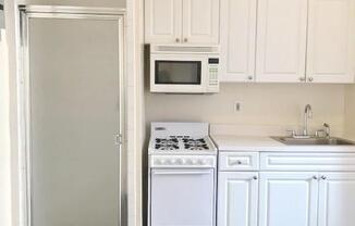 1 bed, 1 bath, 400 sqft, $3,250, Unit 18