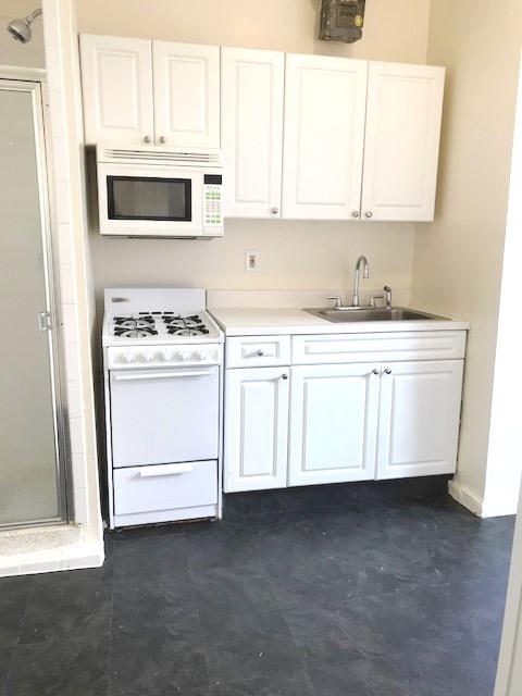 1 bed, 1 bath, 400 sqft, $3,250, Unit 18