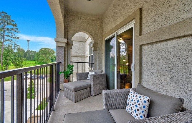 Courtyard Patio With Ample Sitting at Berkshire Jones Forest, Conroe, Texas
