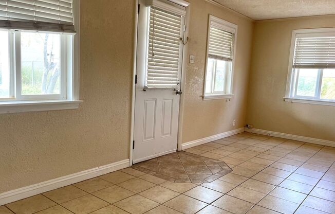 2+1 House READY NOW! With laundry hook ups and large front yard