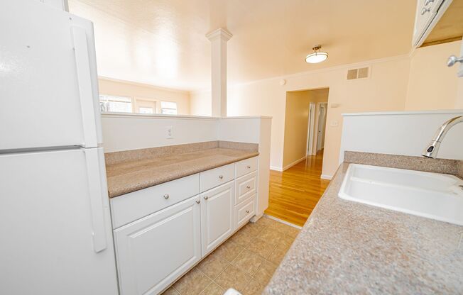 2 beds, 1 bath, $2,195, Unit 2