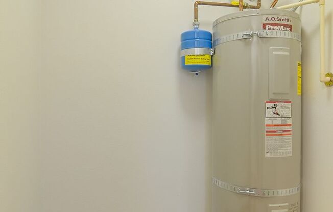 3 beds, 2 baths, $2,400, Unit 209