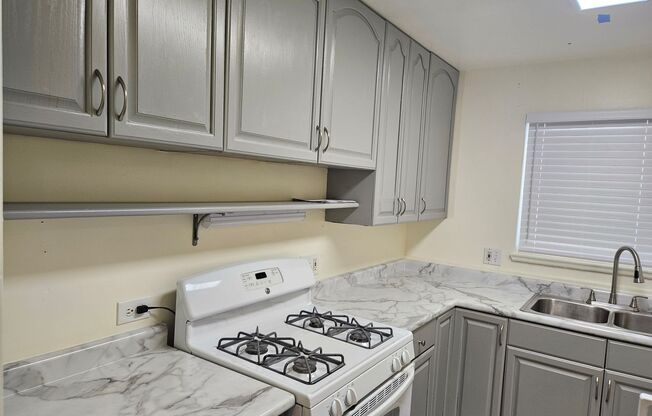 2 beds, 1 bath, $2,100