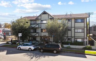 11018 Moorpark Apartments