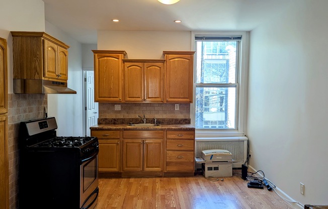 2 beds, 1 bath, $3,500, Unit 2R