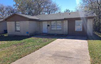 3 Bedroom, 1 Bathroom, Den Near I-35 & Camp Wisdom