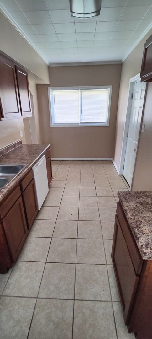 3 beds, 2 baths, $1,195