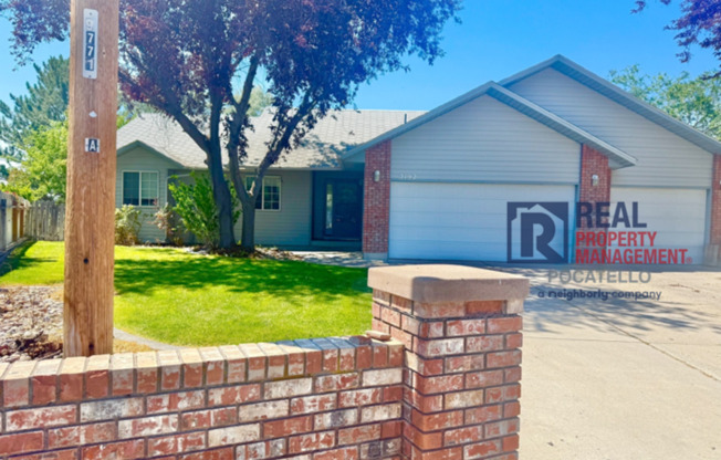 Beautiful 4 bed 2 1/2 bath - 3 car garage