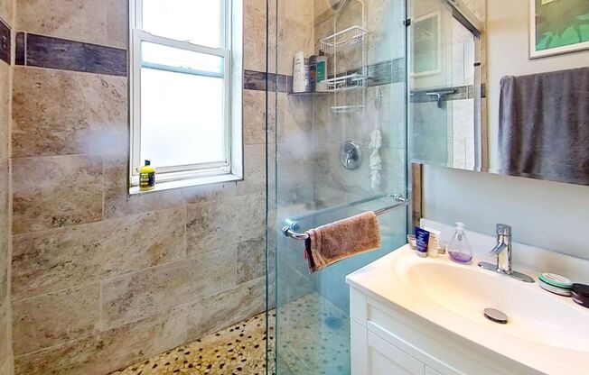 1 bed, 1 bath, 925 sqft, $2,300, Unit 1337 3A