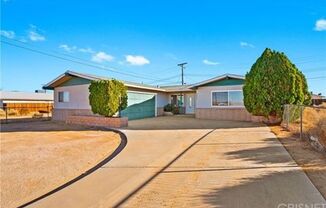 Nice 3 bedroom / 2 bathroom House with lots of natural lighting