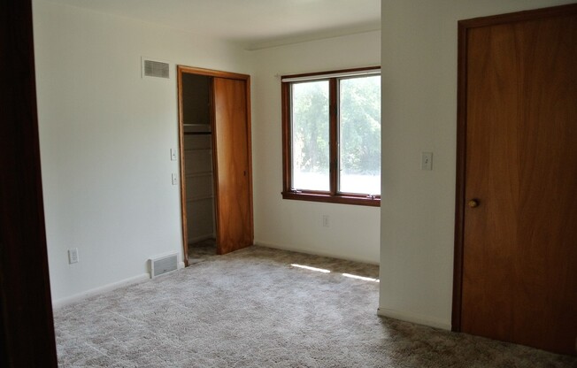 4 beds, 1.5 baths, $1,295, Unit Main floor