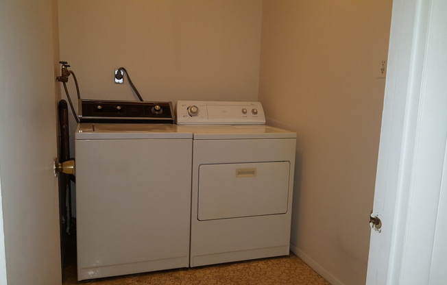 2 beds, 1 bath, $1,250, Unit APARTMENT E