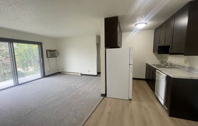 2 beds, 1 bath, $810, Unit 30