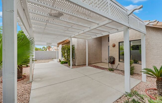 SUMMERLIN: 3/2 House with Multiple Living Areas, Home Office, Large Private Covered Patio