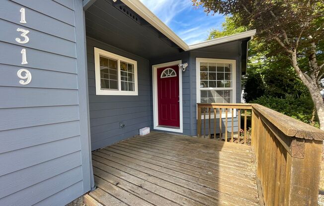 Fabulous Newberg 4 bedroom 2 bath Ranch House - 2 Private Patios and A/C - Convienent to George Fox