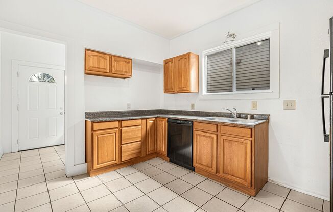 2 beds, 1 bath, $2,800