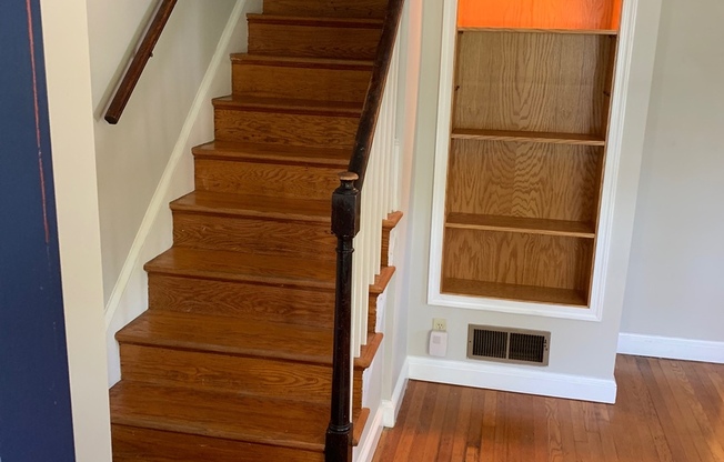 Sunny 2BR, 1BA End Unit with Large Yard in Prime Lynnhaven Location