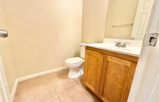 LOVELY 3 BEDROOM, 2.5 BATHROOM HOME LOCATED IN A BEAUTIFUL AND WELL-KEPT COMMUNITY.