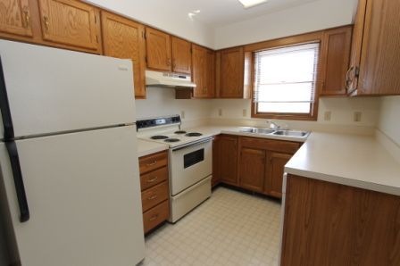 2 beds, 1 bath, $895, Unit APT. 4