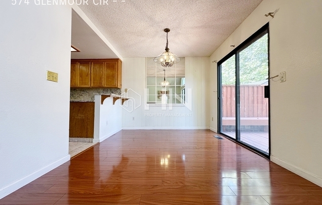 574 GLENMOOR CIR