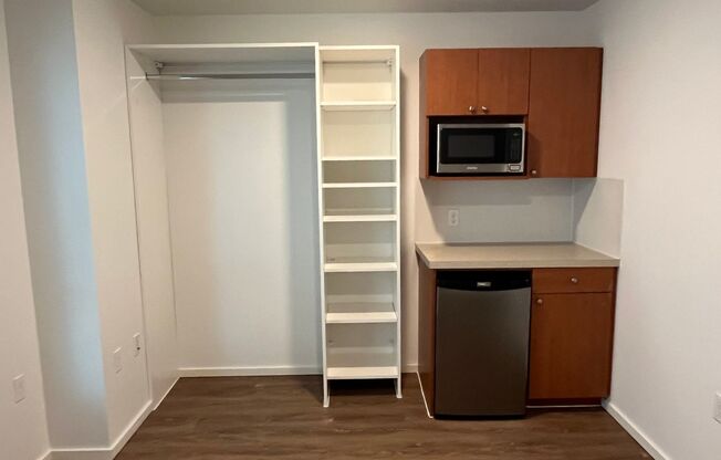 Studio, 1 bath, 180 sqft, $1,195, Unit 5304