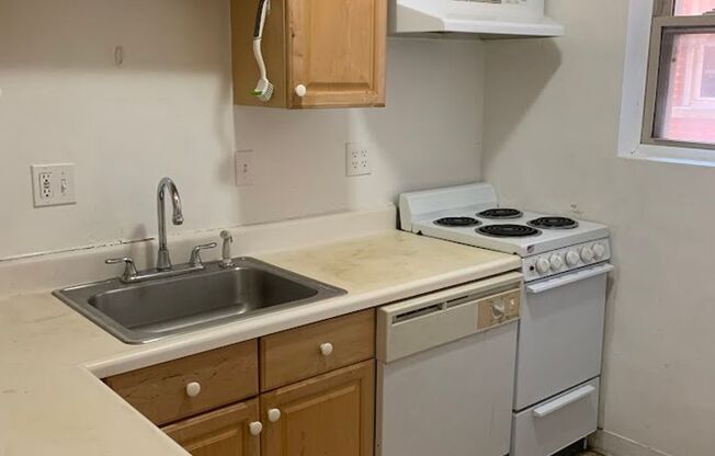 2 beds, 1 bath, $1,550, Unit 905 Maryland Apt 3R