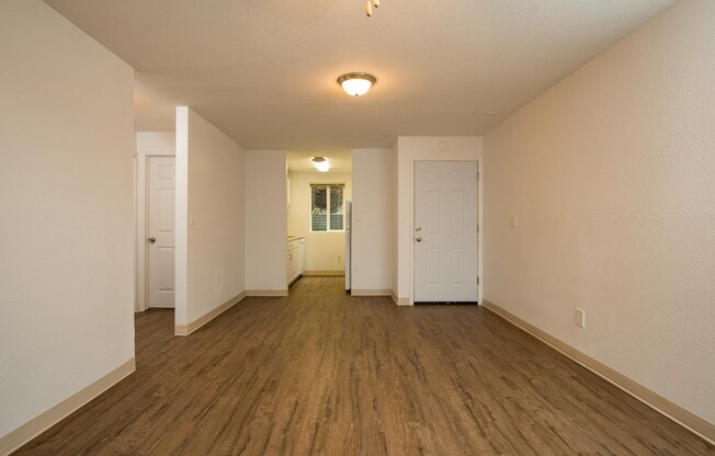 2 beds, 1 bath, 760 sqft, $1,375, Unit 75