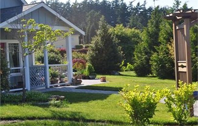 Wonderful Fully Furnished Cairn Cottage in Coupeville on a Cul de Sac