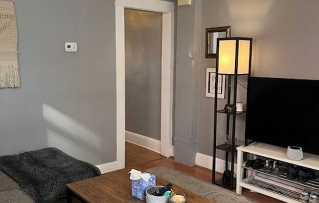 Lovely Hampden EOG 2bd/2ba Rowhome w CAC & W/D! Available 6/15