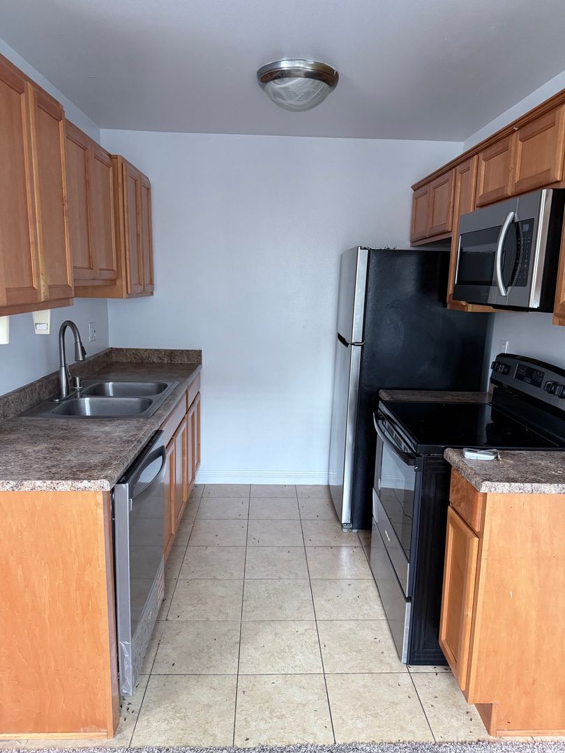 Appealing floor plan with 2bed/ 1bath. The best part about this condo is that, it is a top unit.