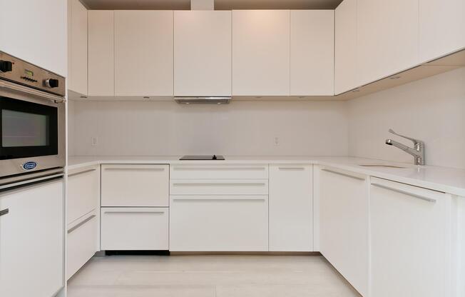 216 E 52 ST