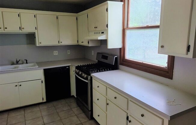 Immaculate, trendy and Ready for move in! 2 beds 1 bath, gas range, Park within walking distance!