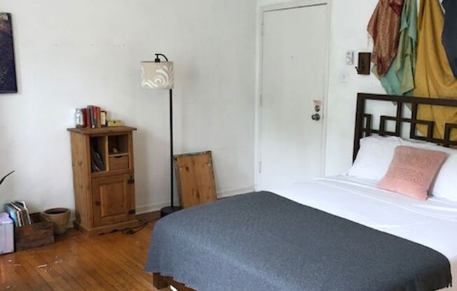 ✨Adorable studio located just off of Baltimore Avenue