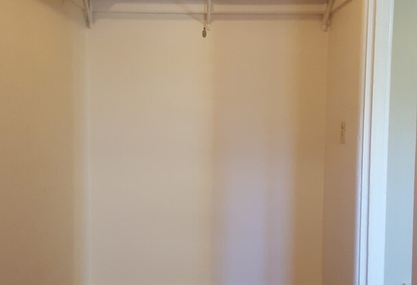 Studio, 1 bath, 500 sqft, $1,100, Unit 208